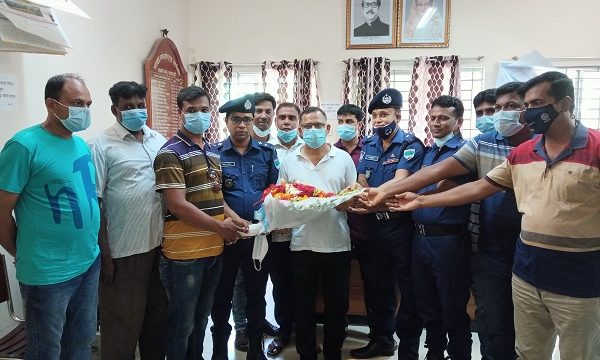 মোল্লাহাট থানার বিদায়ী ও নবাগত ওসি’কে ফুলেল শুভেচ্ছা