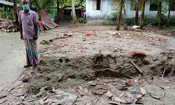 মোল্লাহাটে জমির বিরোধে বসত ঘর ভেঙ্গে ফেলার অভিযোগ