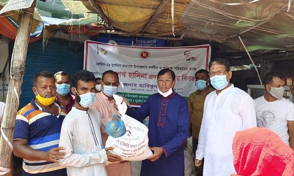 রামপালে উপজেলা প্রশাসনের খাদ্য সামগ্রী বিতরণ