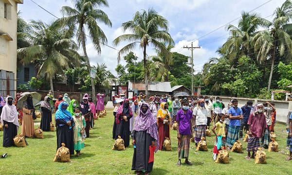রামপালে ১২ শতাধিক হতদরিদ্র পরিবারের মাঝে শেখ তন্ময়ের ত্রাণ সামগ্রী বিতরণ