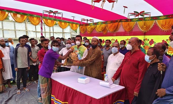 রামপালে শেখ তন্ময়ের পক্ষ থেকে খাদ‍্য সামগ্রী বিতরণ