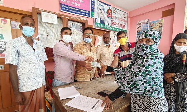 রামপালের বাঁশতলী ইউনিয়ন পরিষদের ৭ শতাধিক পরিবারকে নগত অর্থ প্রদান