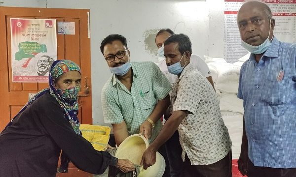 রামপালের বাঁশতলী ইউনিয়নে অসহায় ও দুস্থদের মাঝে ভিজিএফ চাল বিতরণ