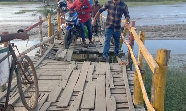 ডুমুরিয়ার শোভনা কাঠের সেতুটি যেন মরণ ফাঁদ