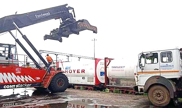 ভারতীয় রেলের এক্সপ্রেস কন্টিনারে অক্সিজেন আসছে দেশে