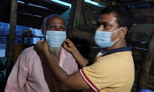 মোরেলগঞ্জে যুবলীগ নেতার উদ্যোগে ৪শ’ মাস্ক বিতরণ