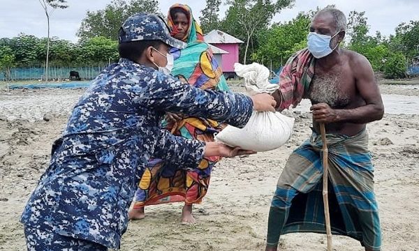 নৌবাহিনী কর্তৃক অসহায় ও দরিদ্র পরিবারের মাঝে মানবিক সহায়তা প্রদান