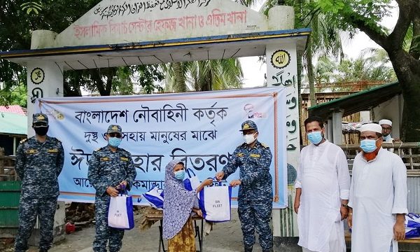 করোনা মোকাবেলায় সেন্টমার্টিনে দুঃস্থ ও অসহায়দের মাঝে নৌবাহিনীর ঈদ উপহার সামগ্রী প্রদান