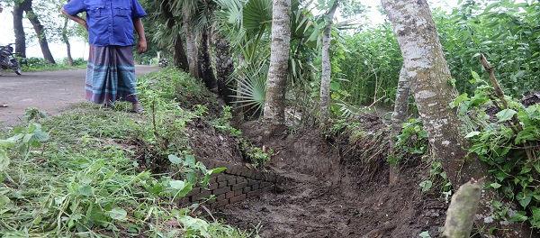 তালায় পানি নিস্কাশনের জন্য ড্রেন পরিষ্কার করছে এলাকাবাসি