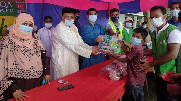 তালায় গরীব দুঃস্থ অসহায় ৭৫০ পরিবারের মাঝে গোশত বিতরণ