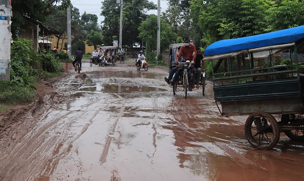 তালা উপ-শহরের প্রধান সড়ক গর্তে ভরা সড়কে ঝুঁকি নিয়ে চলাচল