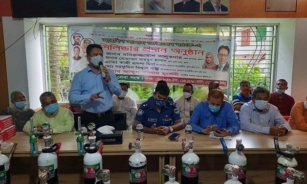 ৩০টি অক্সিজেন সিলিন্ডার দিলেন সালাম মূর্শেদী এমপি