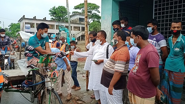 চিতলমারীতে কর্মহীন দুঃস্থ পরিবারের মাঝে অর্থ সহায়তা প্রদান