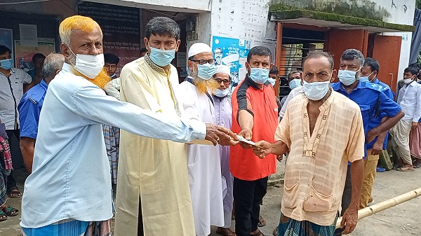 চিতলমারীতে কর্মহীন ৯৫৩ দুঃস্থ পরিবারকে অর্থ সহায়তা প্রদান