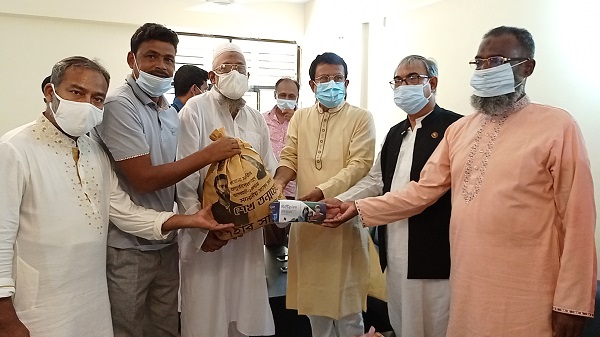 চিতলমারীতে এমপি তন্ময়ের উপহার সামগ্রী প্রদান