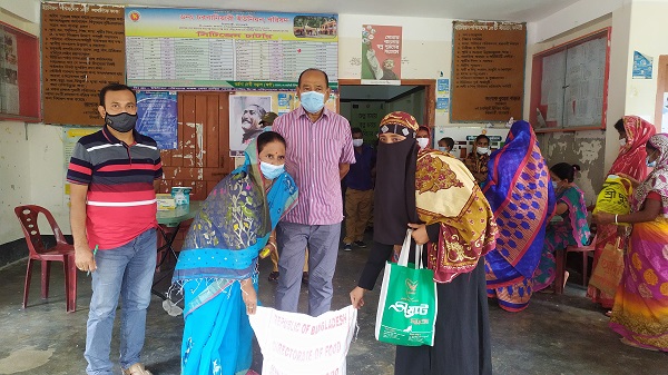 চিতলমারীতে ভিজিডি কার্ডধারীদের খাদ্য সহায়তা প্রদান