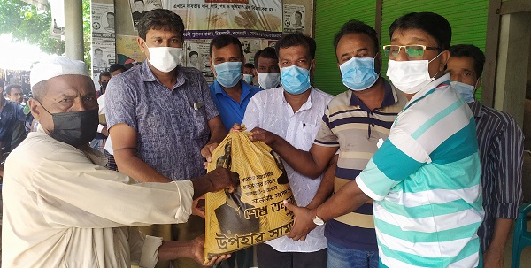 চিতলমারীতে কর্মহীন পরিবারে উপহার সামগ্রী প্রদান
