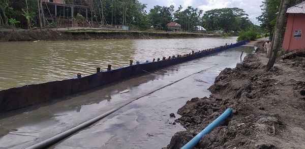 চিতলমারীতে নালুয়া-বড়গুণি ভাঙন কবলিত সড়ক মেরামত