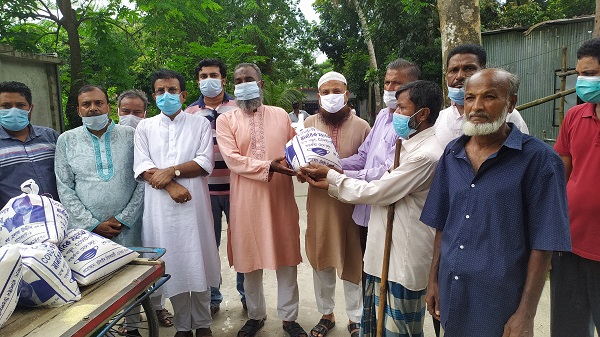 চিতলমারীতে এমপি শেখ হেলাল উদ্দীনের ঈদ উপহার পেলেন ১ হাজার পরিবার