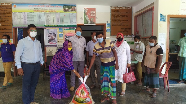 চিতলমারীতে লকডাউনে কর্মহীনদের খাদ্য সহায়তা প্রদান