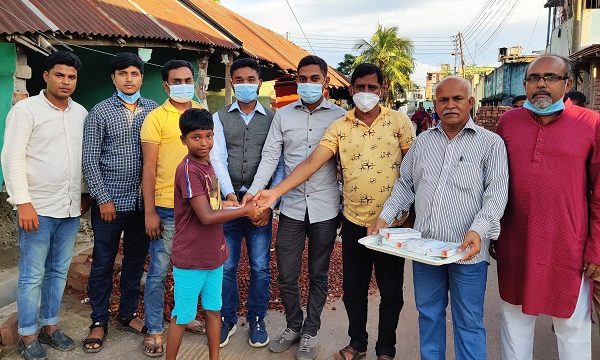 ছিন্নমূল শিশুদের মাঝে খাদ্য বিতরণ