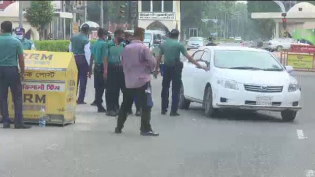 পায়ে হেঁটেই রাজধানীতে ঢুকছে মানুষ