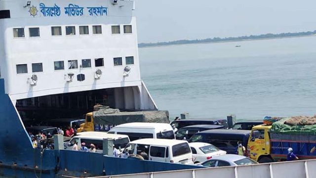 দৌলতদিয়ায় ঘরমুখী মানুষের ভিড়