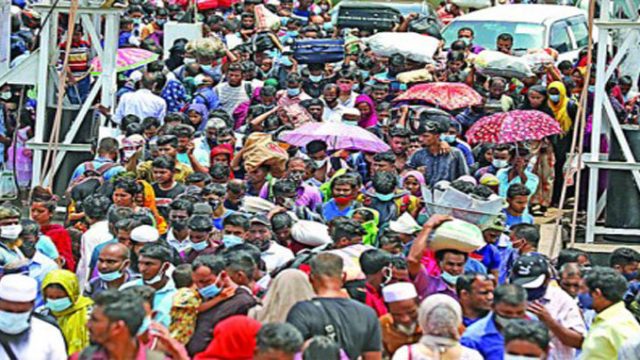 দৌলতদিয়া ঘাটে বৃষ্টিতে ঘরমুখো মানুষের দুর্ভোগের মাত্রা দ্বিগুন