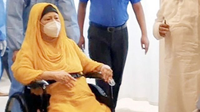 দুপুরে করোনার টিকা নেবেন খালেদা জিয়া