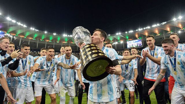 অবশেষে মেসির হাতে উঠলো শিরোপা