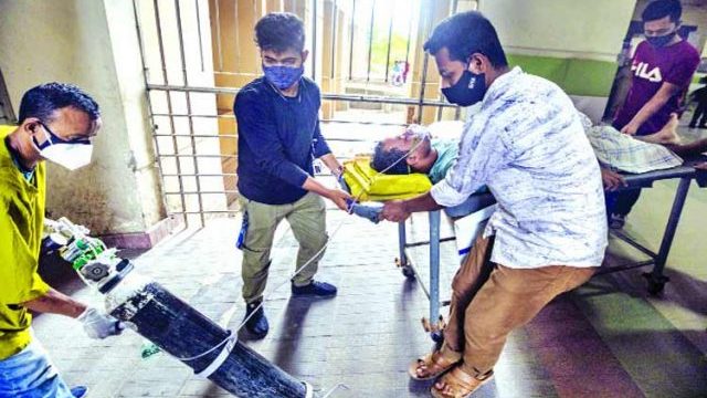 খুলনায় প্রশিক্ষিত অক্সিজেন যোদ্ধার সংকটে বিপদের শঙ্কা