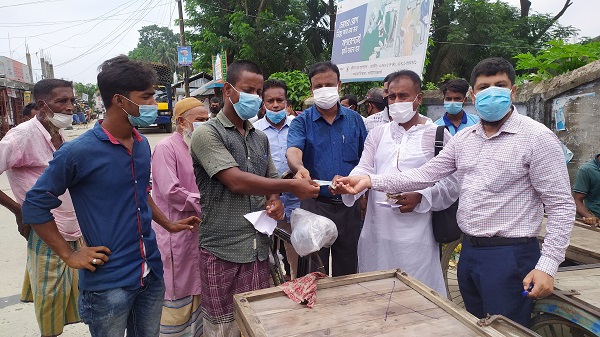 চিতলমারীতে কর্মহীন ৭শ ভ্যান চালককে অর্থ সহায়তা প্রদান