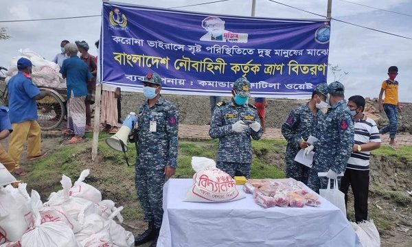 রামপালে দেড়’শ পরিবারের মধ্যে নৌবাহিনীর ত্রাণ বিতরণ