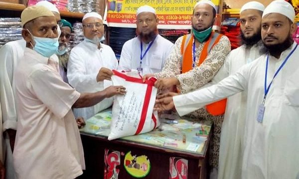 খুলনা ২৩নং ওয়ার্ডে দু:স্থদের মাঝে ইসলামী আন্দোলনের খাদ্য সামগ্রী বিতরণ