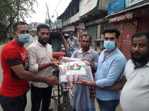 খালিশপুরে যুবলীগের ঈদ উপহার প্রদান