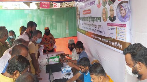 খুলনায় ফ্রি করোনা ভ্যাকসিন নিবন্ধনের ২য় দিনে ব্যাপক সাড়া