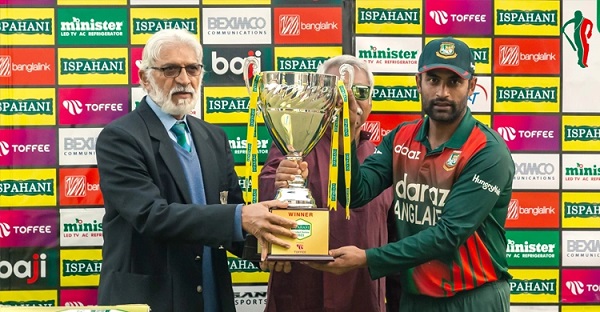 হোয়াইটওয়াশ করে দেশবাসীকে ‘ঈদ মোবারক’ জানালেন তামিম