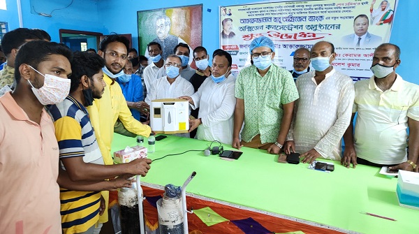 কয়রায় নিজস্ব অর্থায়নে করোনা রোগীদের অক্সিজেন কনসেন্ট্রশন যন্ত্র প্রদান করলেন এমপি বাবু