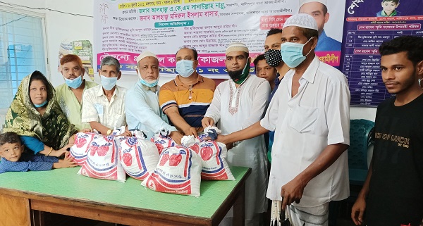 খালিশপুরে সাবেক ছাত্রলীগ নেতা কাজলের উদ্যোগে ঈদ সামগ্রী বিতরণ