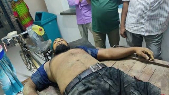 দিঘলিয়ায় ইউপি সদস্যের ভাইকে কুপিয়ে হত্যা