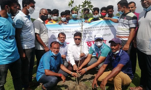 কয়রায় ডাকবাংলা মরুভুমি চত্বরে বৃক্ষরোপন কর্মসূচির উদ্বোধন