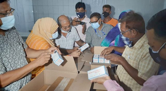 মডার্নার ২৬ হাজার চারশ ডোজ টিকা পৌঁছেছে খুলনায়