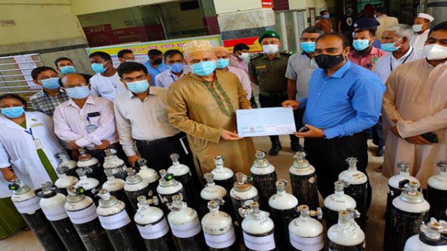 ময়মনসিংহ মেডিকেলে সংস্কৃতি প্রতিমন্ত্রীর ৫০টি অক্সিজেন সিলিন্ডার প্রদান