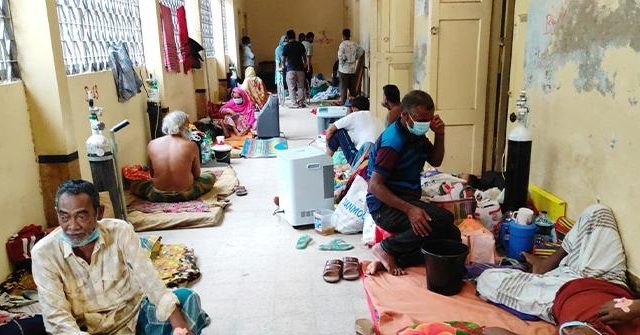 করোনার নতুন হট স্পট যশোর, হাসপাতালে বেডের জন্য হাহাকার