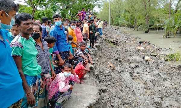 কয়রায় পূর্ব হড্ডায় লবণ পানির চিংড়ি ঘের বন্ধ করতে ৬ টি পাইপ বন্ধ করেছে স্থানীয়রা