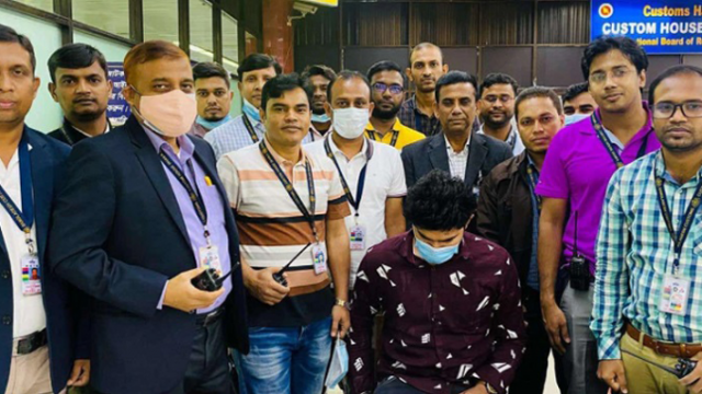 সৌদিফেরত যাত্রীর ব্যাগে ৫২ সোনার বার