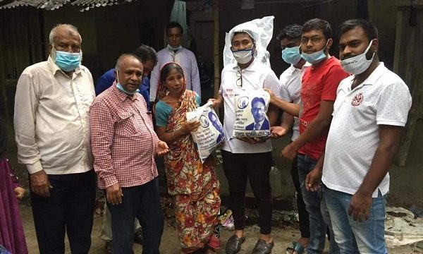 এবার বৃষ্টির মধ্যে বাড়ি বাড়ি ঘুরে খাদ্যসামগ্রী বিতরণ করল সালাম মূর্শেদী সেবা সংঘ