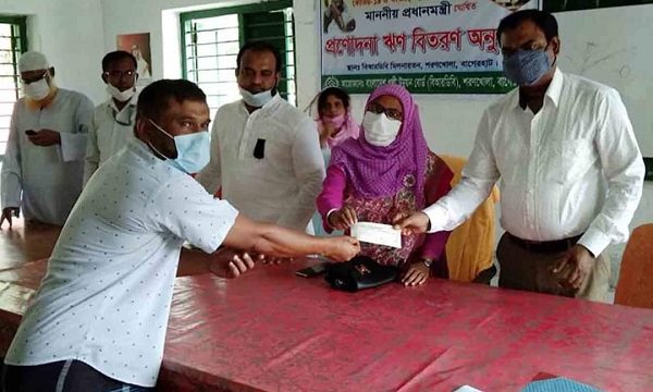 শরণখোলায় প্রধানমন্ত্রীর বিশেষ প্রণোদনা ঋণ পেল ২৯ পল্লী উদ্যাক্তা