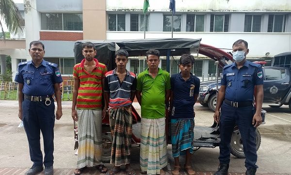 মোল্লাহাটে চোরাই ইজিবাইক উদ্ধারসহ ৪ জন আটক