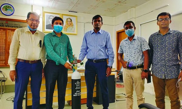 মোল্লাহাটে পল্লী সঞ্চয় ব্যাংকের অক্সিজেন সিলিন্ডার প্রদান